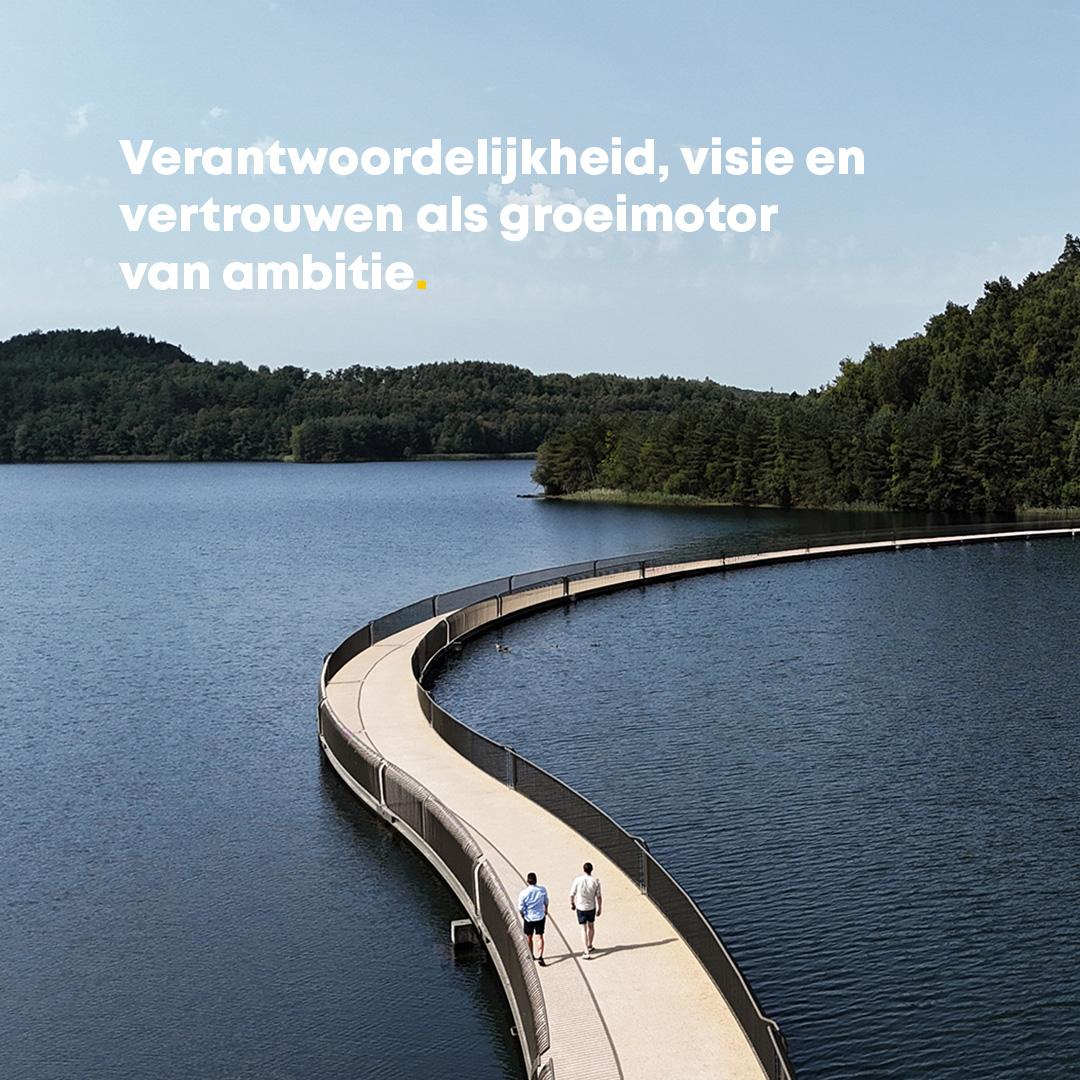Gert en Steph in Terhills op een brug door het water