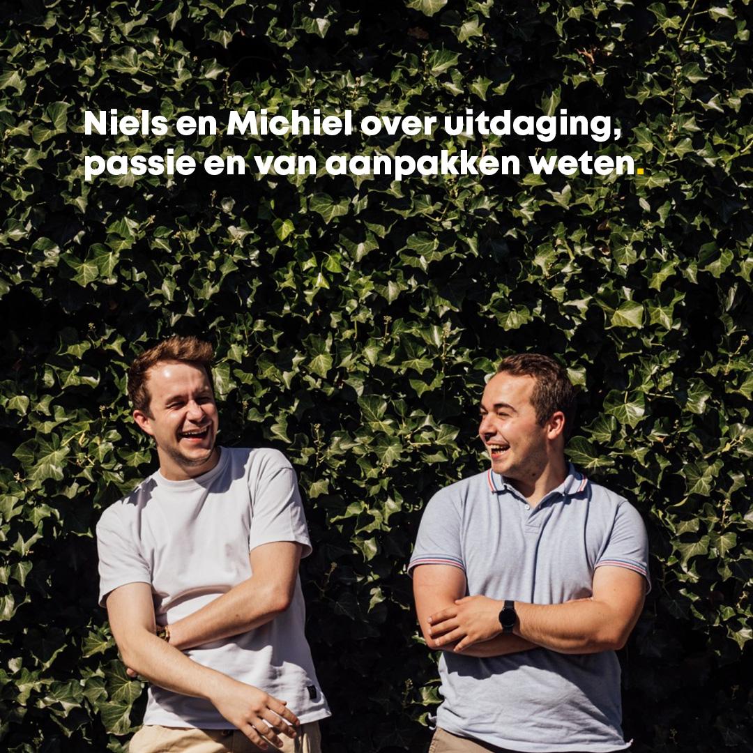 Michiel en Niels voor een haag