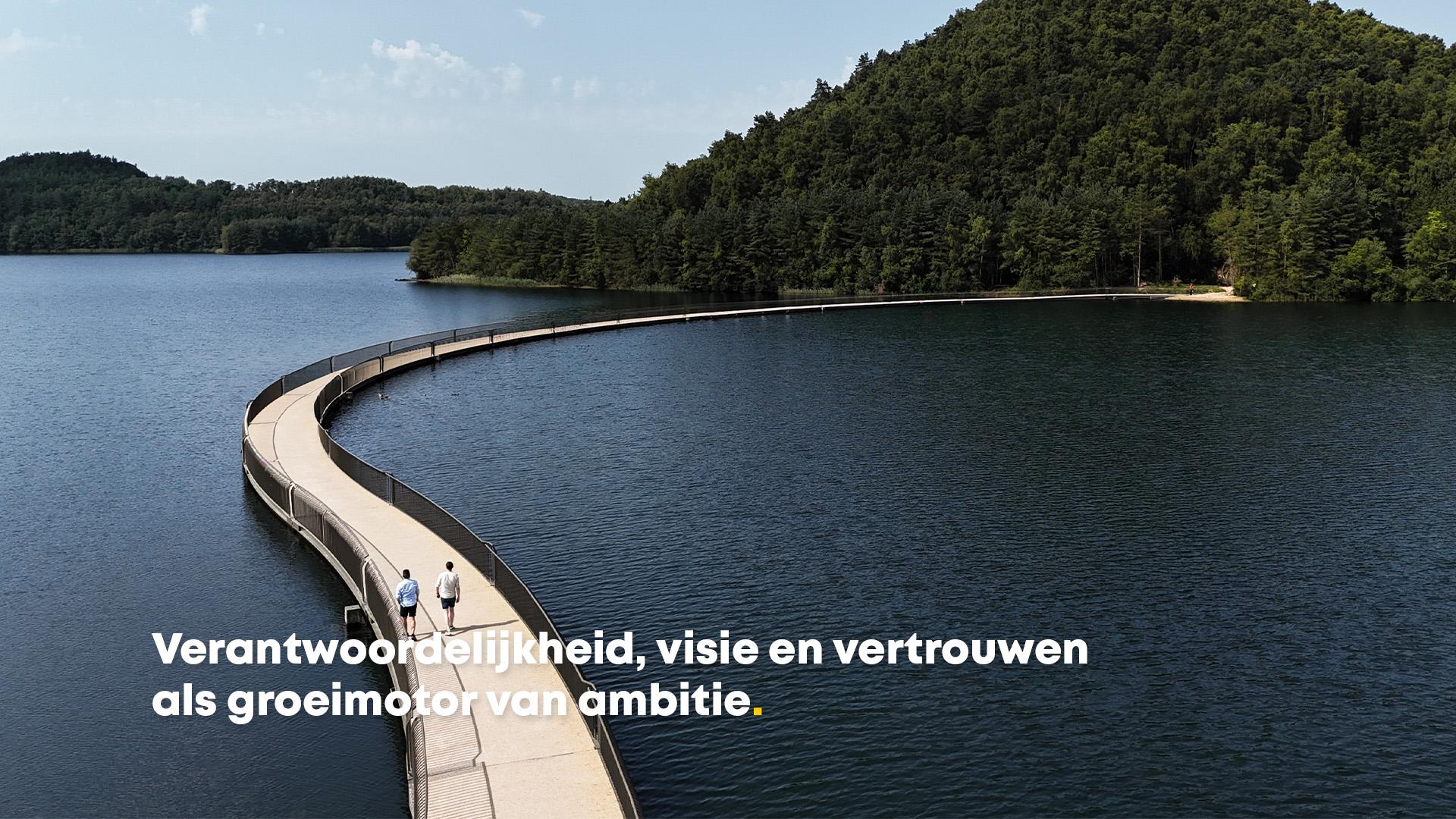 Gert en Steph op een brug in het water