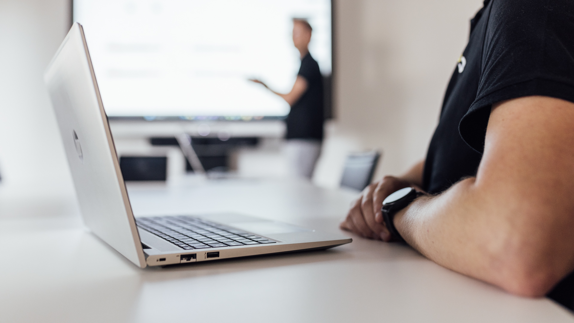 focusshot op laptop in een vergadering