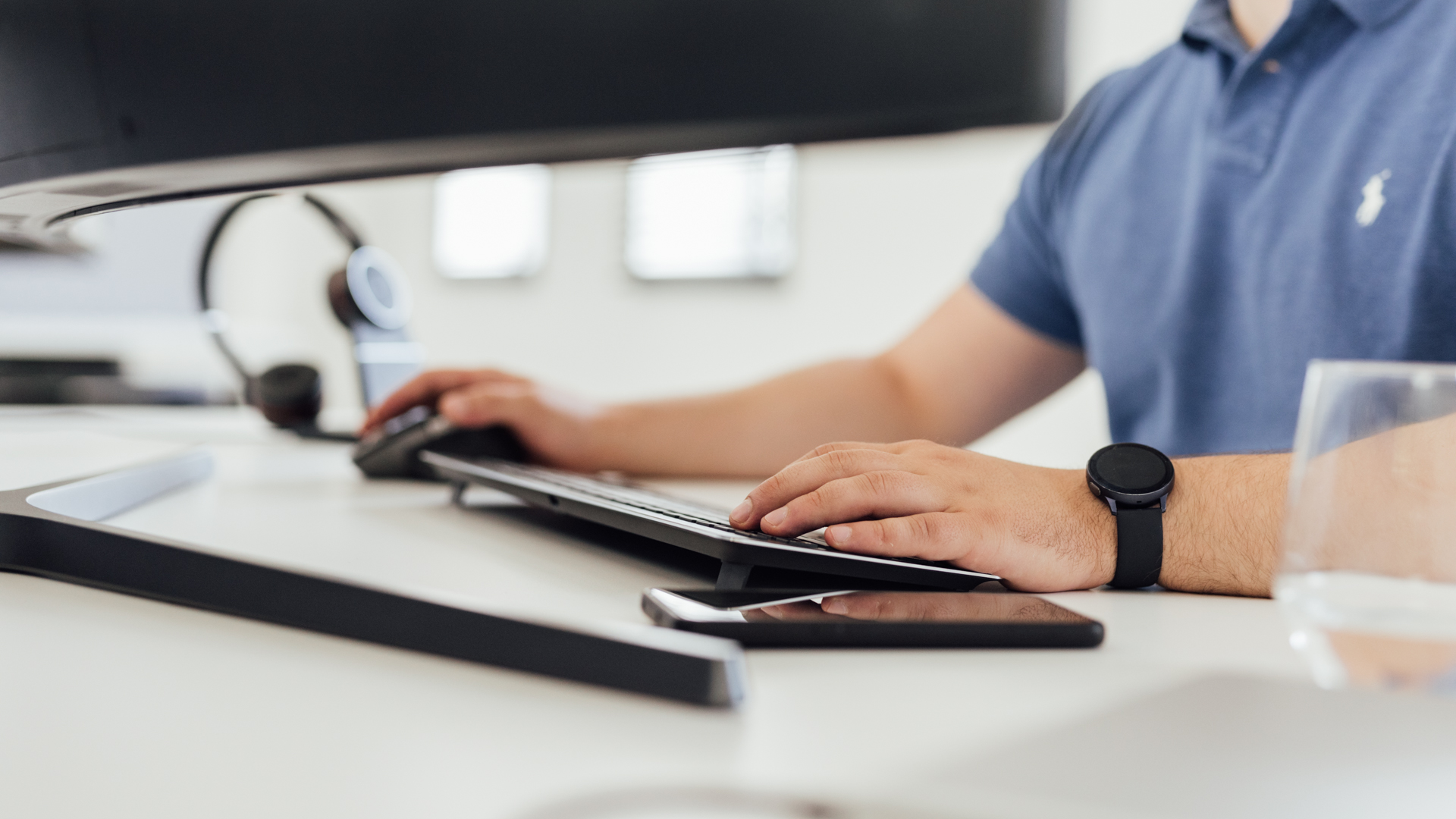 Collega die aan het typen is