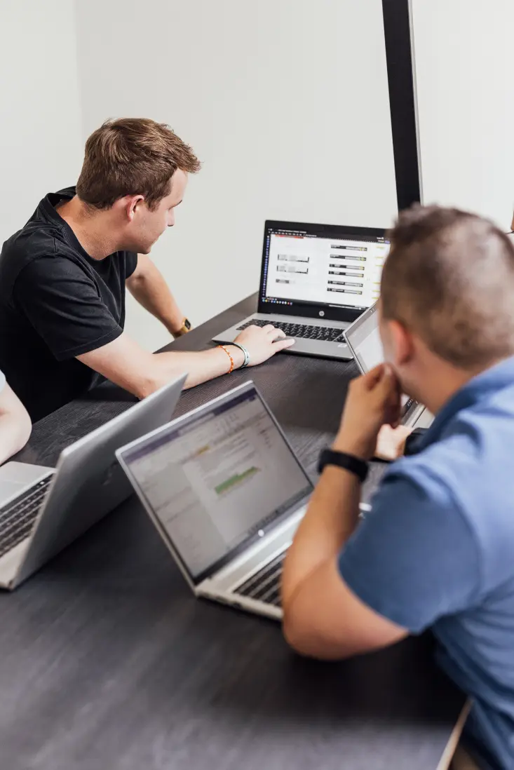 projectmeeting met drie werknemers