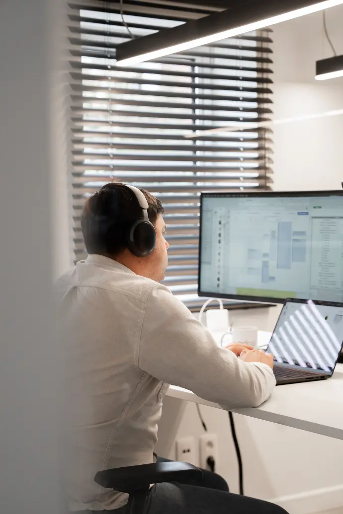 Medewerker in een Teams call