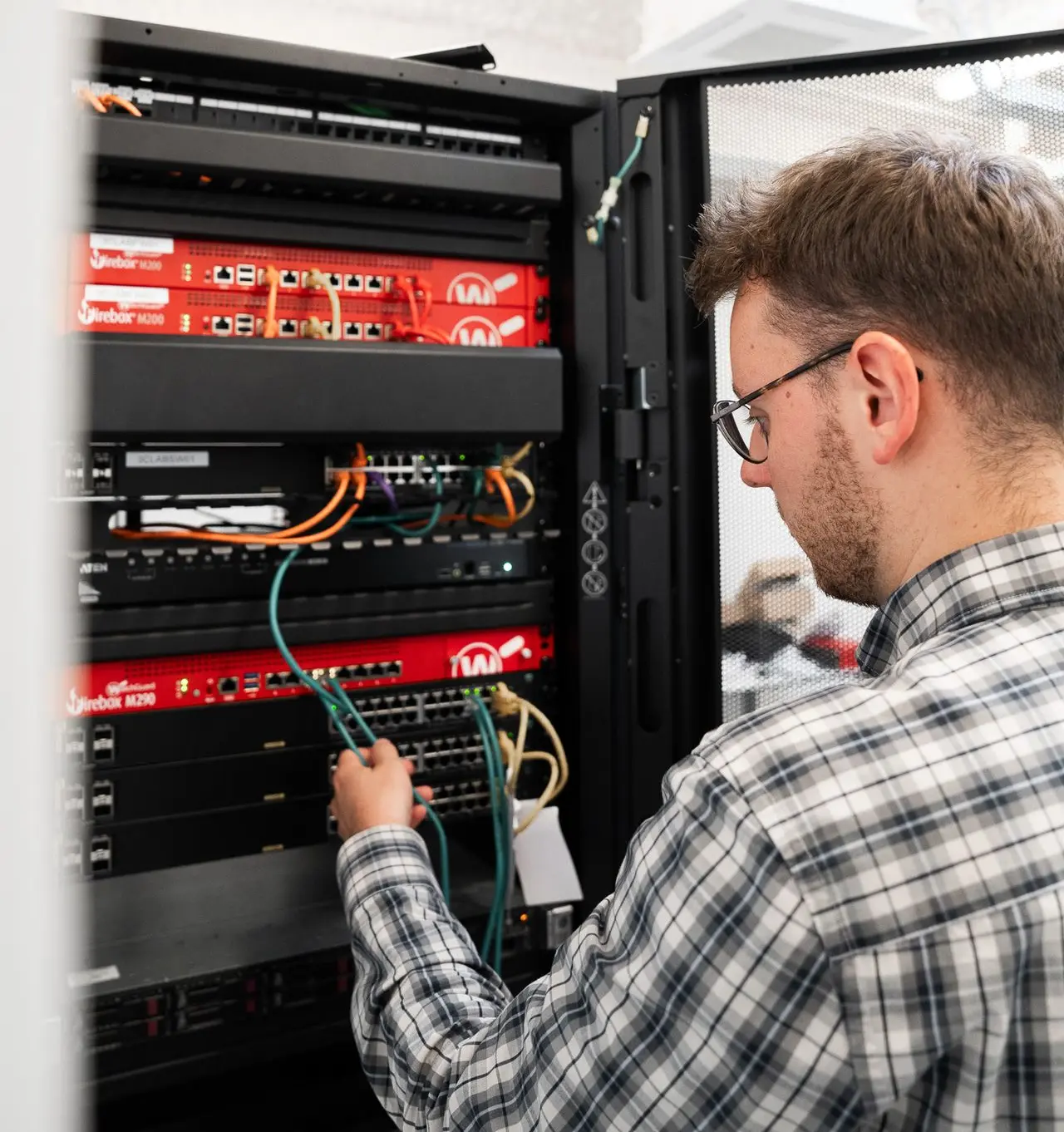 Medewerker die iets aanpast in de serverrack