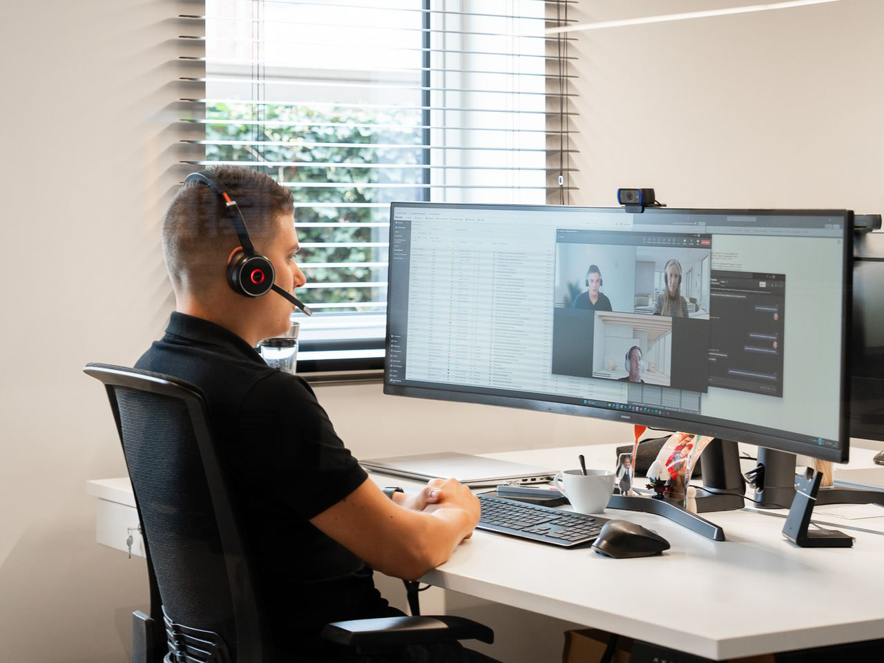 Medewerker in een Teams call
