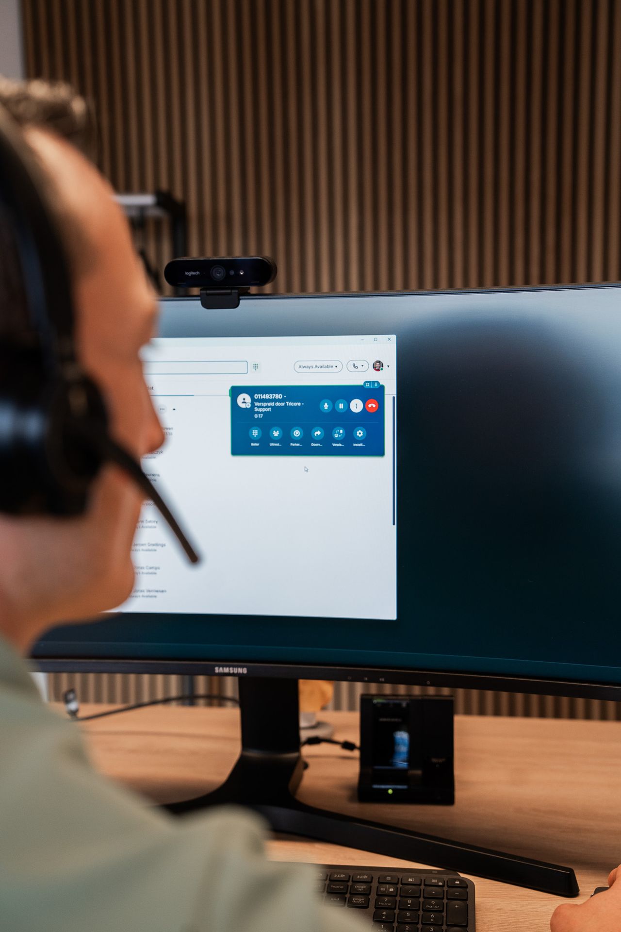 Collega aan het bellen met Dstny softphone