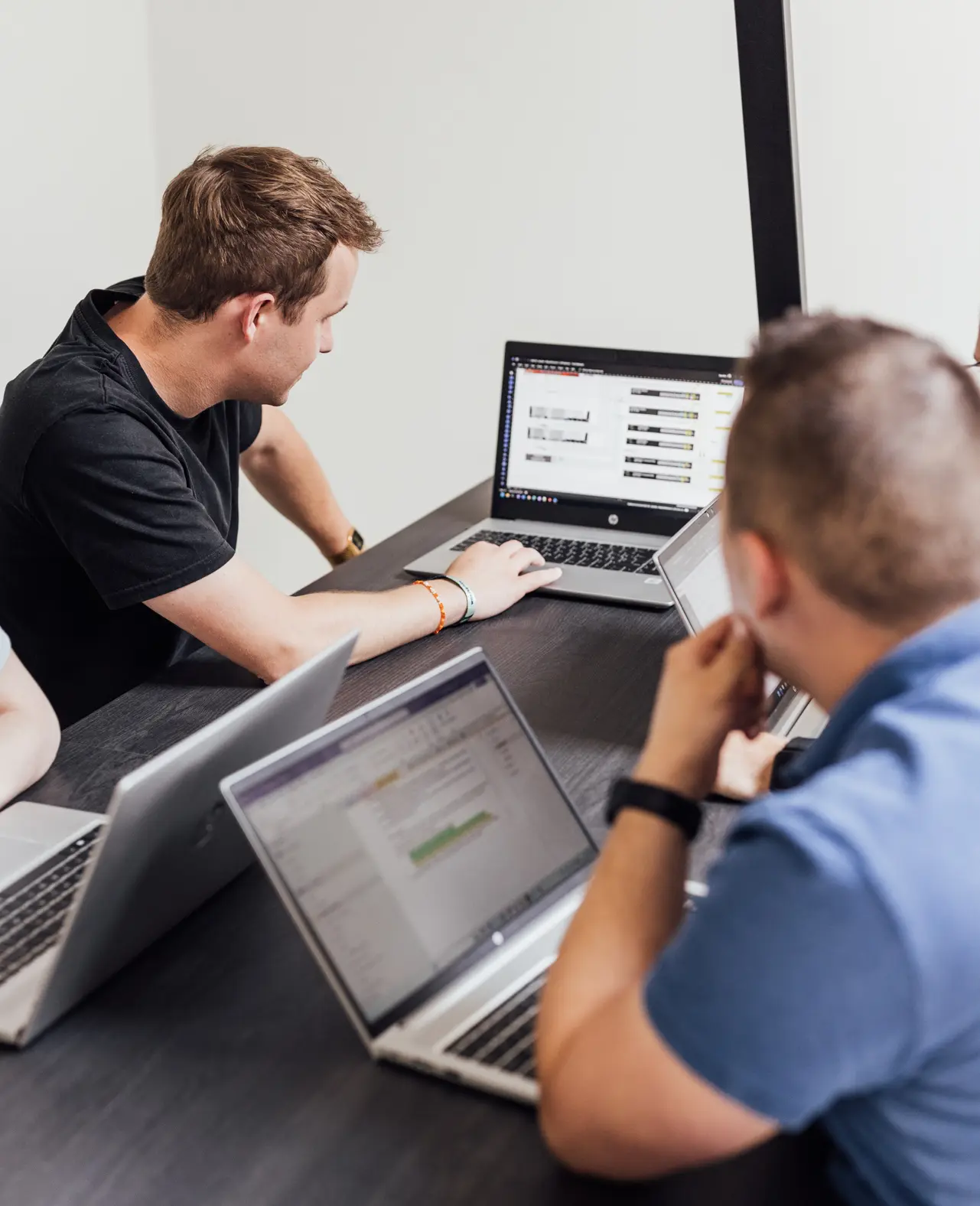 drie werknemers die vergaderen over een project
