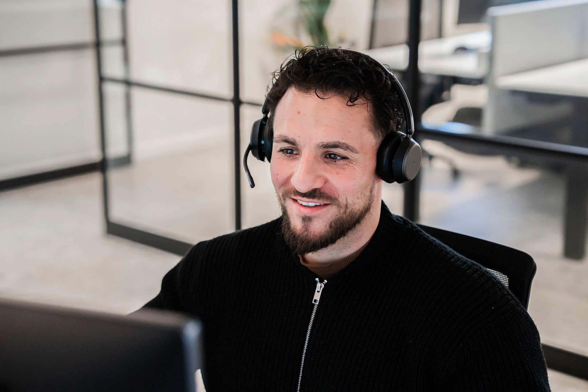 close up van een servicedesk medewerker die aan het bellen is