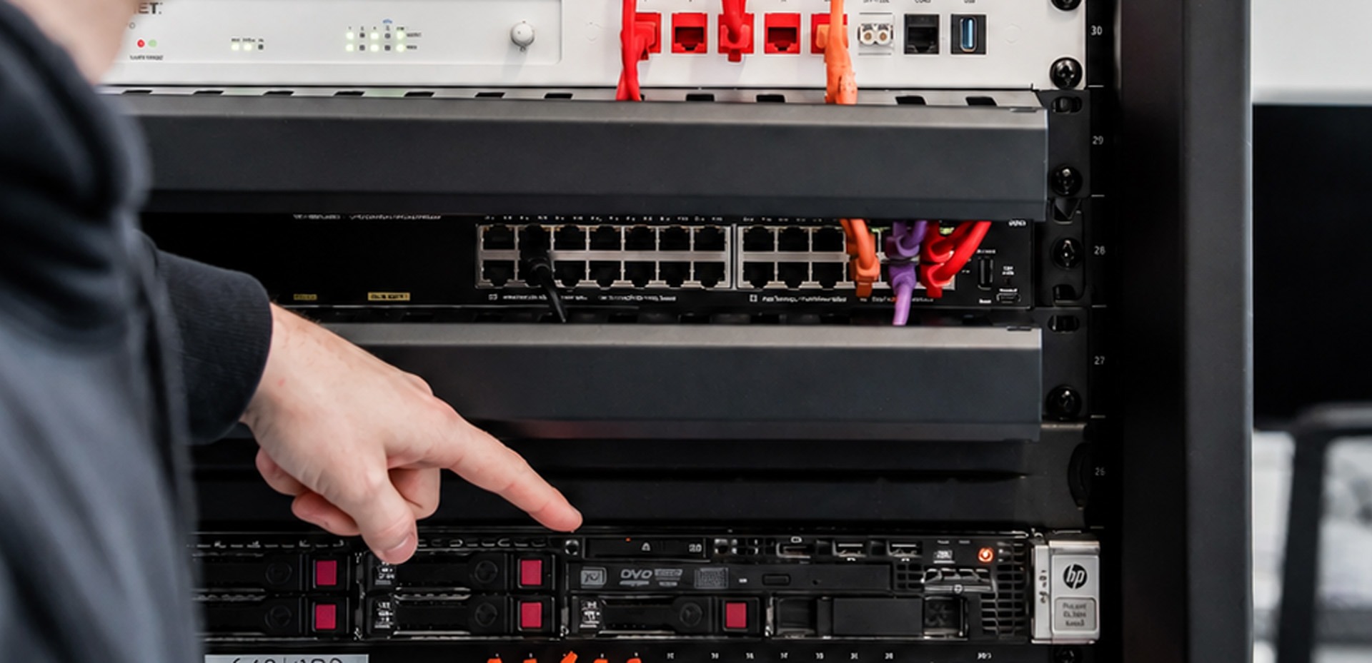 iemand die een server aanduidt in de serverrack