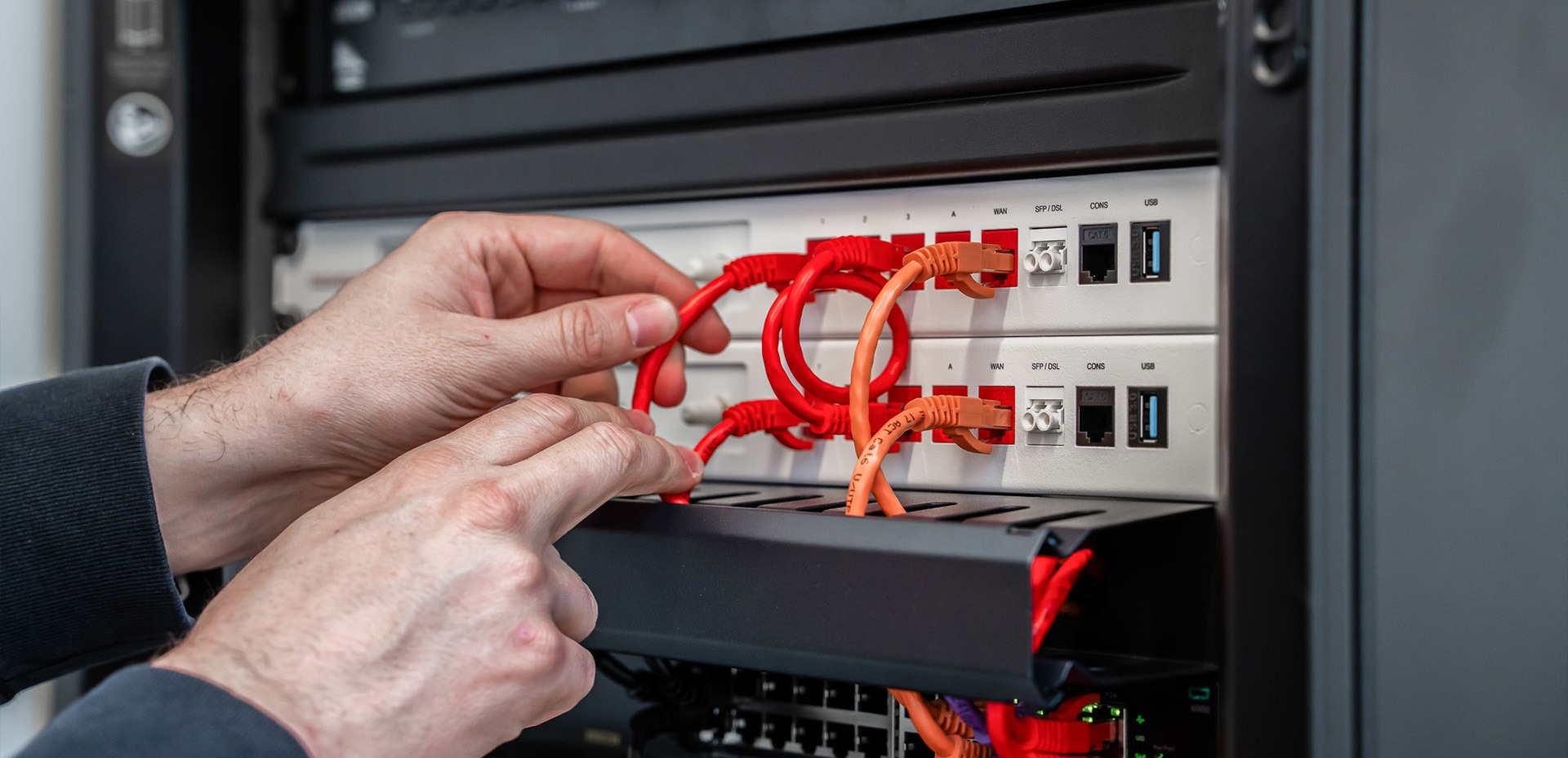 close up van firewalls in de serverrack