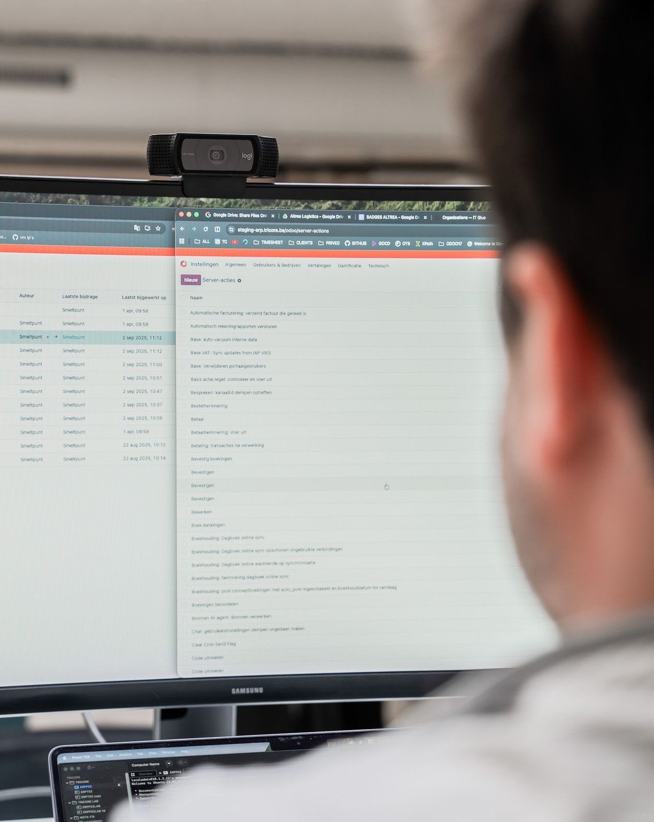 Medewerker die bezig is in Odoo