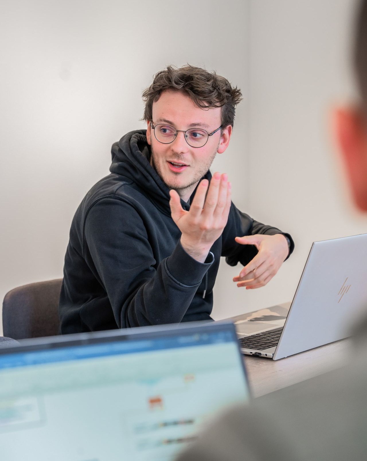 Collega die iets aan het uitleggen is