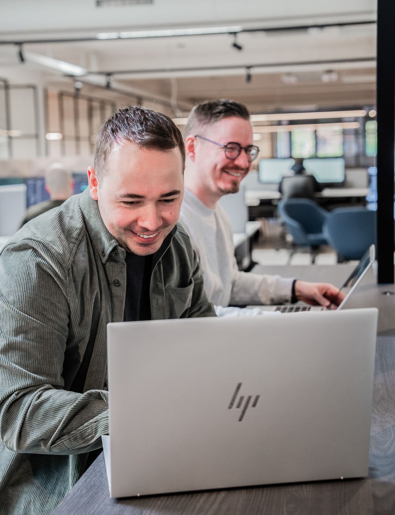 Twee collega's die een project bespreken