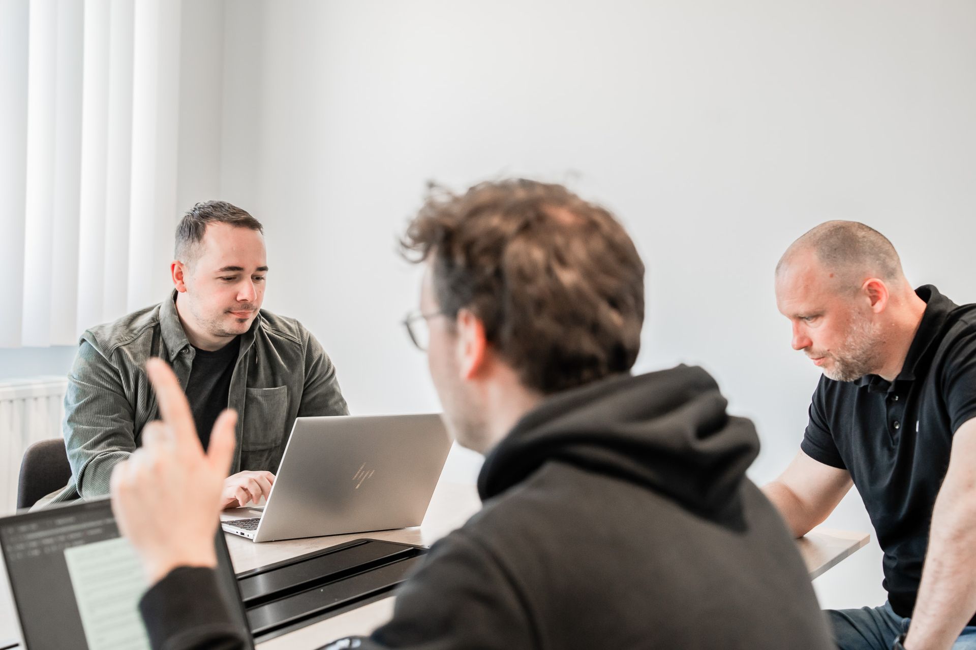 Drie collega's die vergaderen over een project