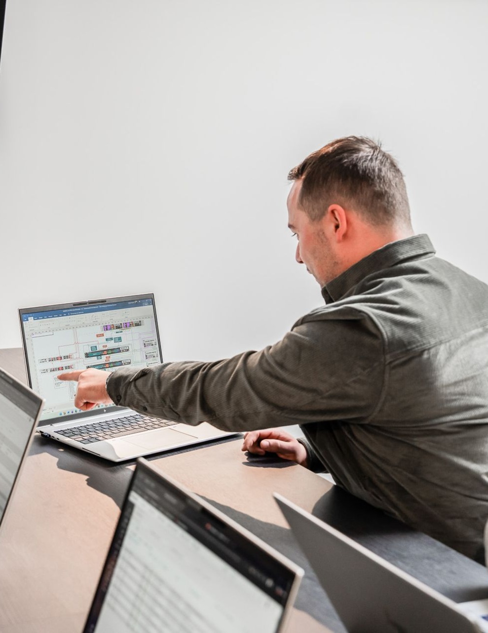 Project Manager die naar scherm wijst
