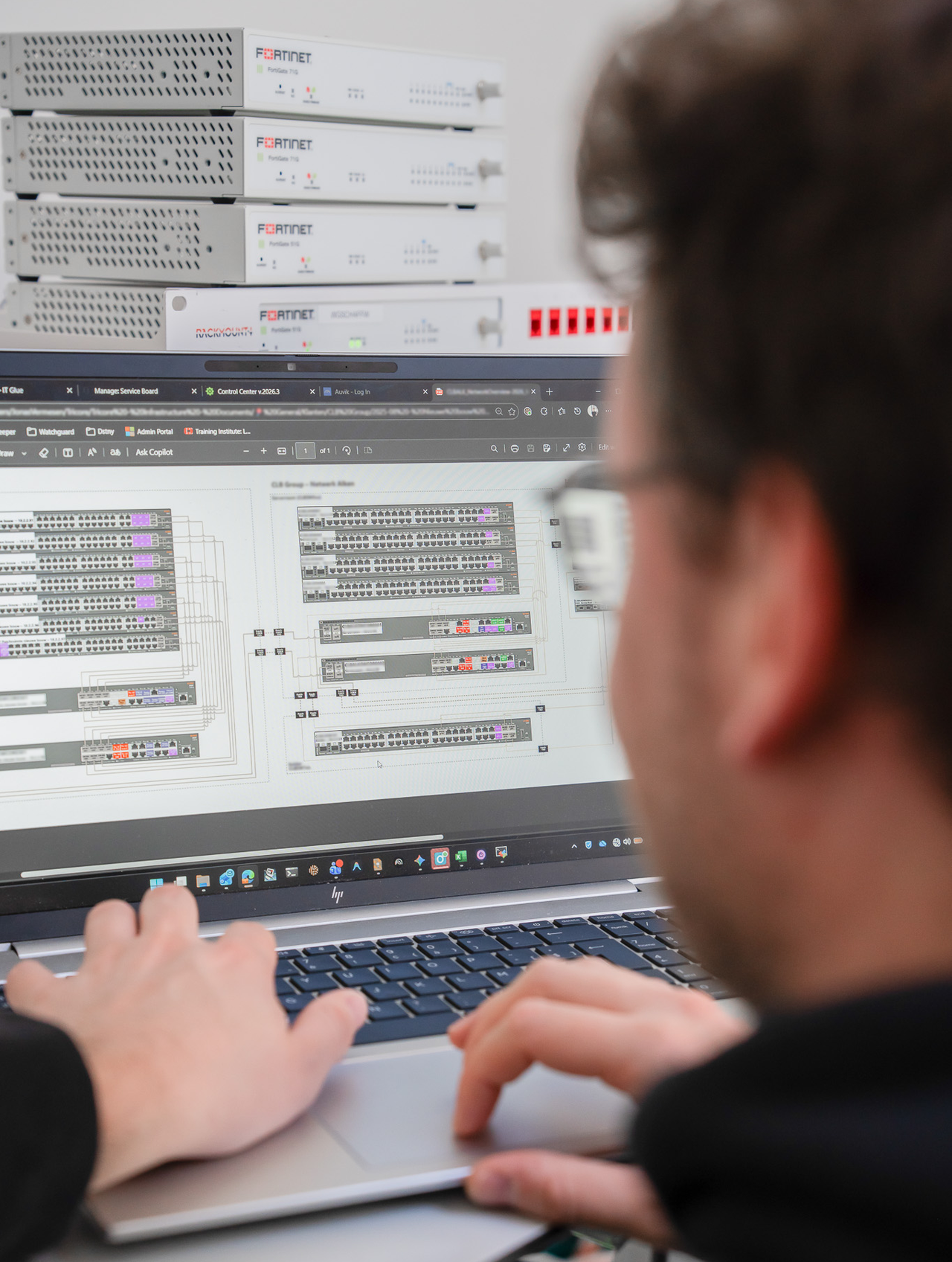 Collega die firewalls aan het preppen is